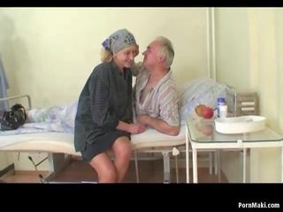 Бабичка часовници дядо чука медицинска сестра в болница: възрастен видео ea
