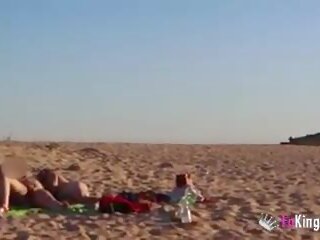 Exhibitionist koppel looks voor stieren bij de strand: seks film 45 | xhamster