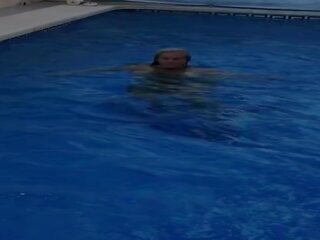 Хтивий товстушка матуся в в плавальний басейн