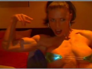 Spier milf flexes op webcam