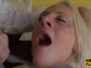 Facefucked inglese nonnina fingered in suo culo: gratis sesso film 7f